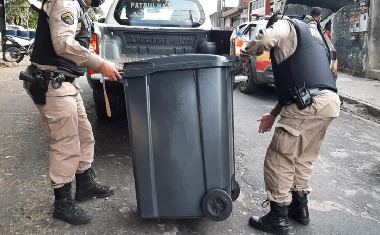 homem-e-preso-pela-pm-apos-furtar-lixeira-em-itabira