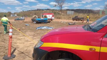 caminhao-capota-e-tres-pessoas-morrem-na-br-135