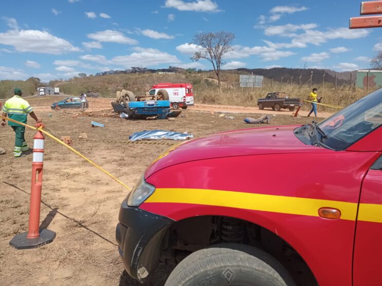 caminhao-capota-e-tres-pessoas-morrem-na-br-135