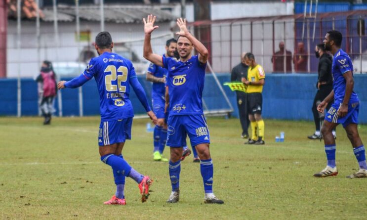 na-estreia-de-luxa-cruzeiro-bate-brusque-e-encerra-jejum