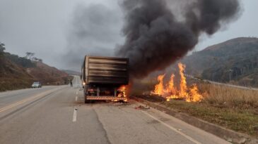 bombeiros-combatem-incendio-em-carreta-na-mg-129
