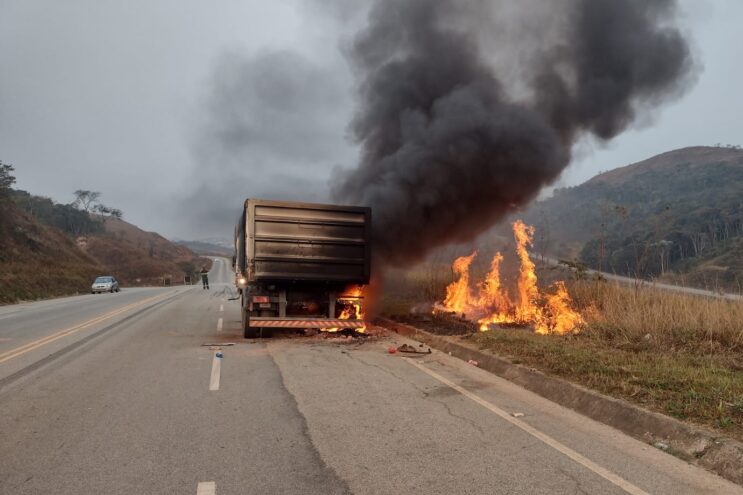 bombeiros-combatem-incendio-em-carreta-na-mg-129