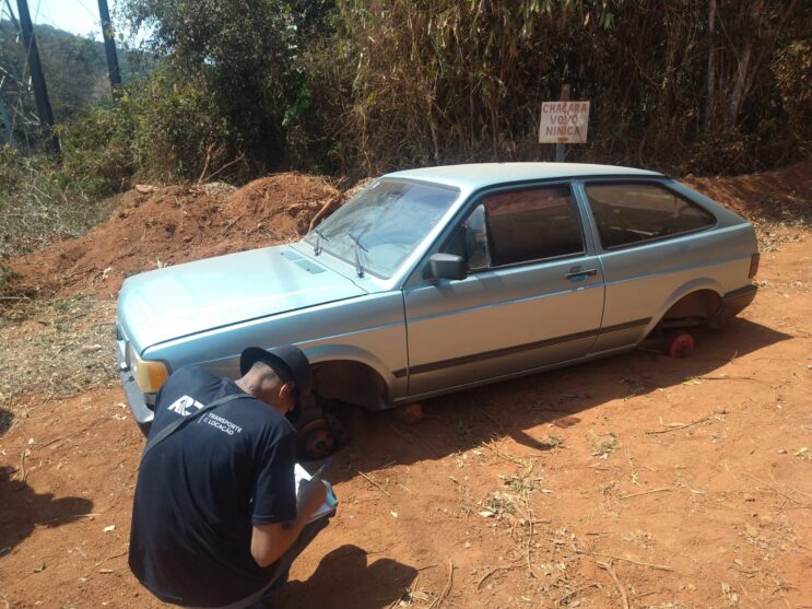 gol-furtado-e-encontrado-sem-rodas-na-zona-rural-de-itabira