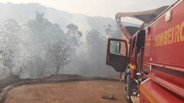 bombeiros-sao-novamente-acionados-para-incendio-no-pico-do-amor