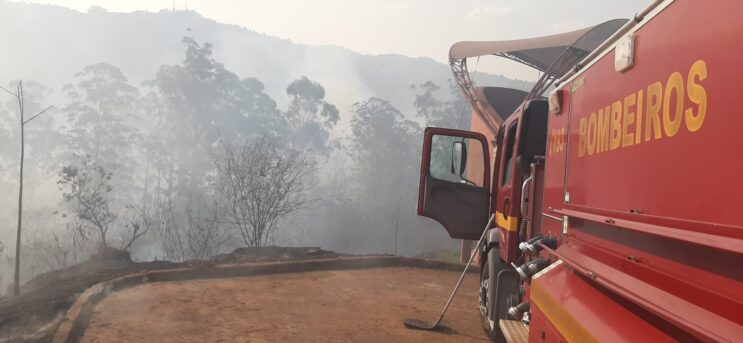 bombeiros-sao-novamente-acionados-para-incendio-no-pico-do-amor
