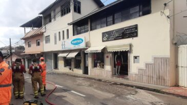 incendio-em-residencia-mobiliza-bombeiros-no-centro-de-itabira