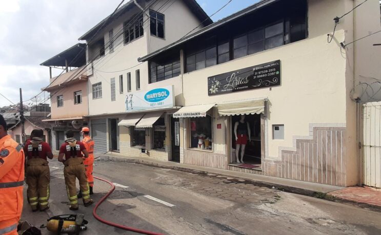 incendio-em-residencia-mobiliza-bombeiros-no-centro-de-itabira