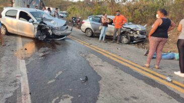 colisao-frontal-bloqueia-rodovia-entre-caete-e-sabara