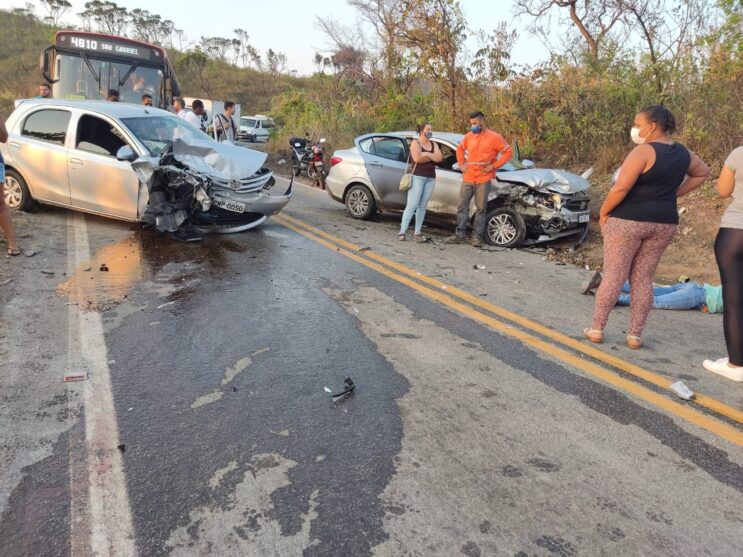colisao-frontal-bloqueia-rodovia-entre-caete-e-sabara