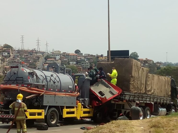 colisao-entre-caminhoes-deixa-vitimas-graves-no-anel-rodoviario
