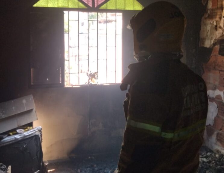 incendio-em-residencia-mobiliza-bombeiros-em-ipatinga