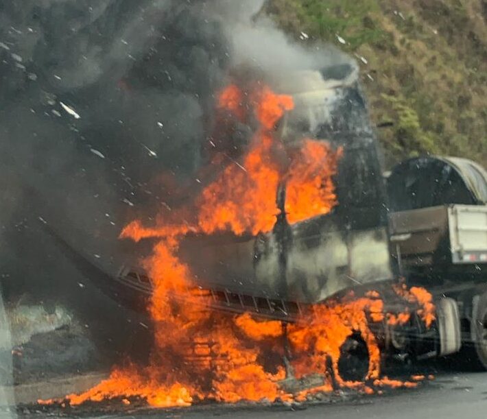 carreta-carregada-com-bobinas-pega-fogo-na-br-381-em-nova-era