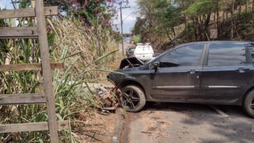 motorista-perde-o-controle-e-derruba-dois-postes-no-agua-fresca