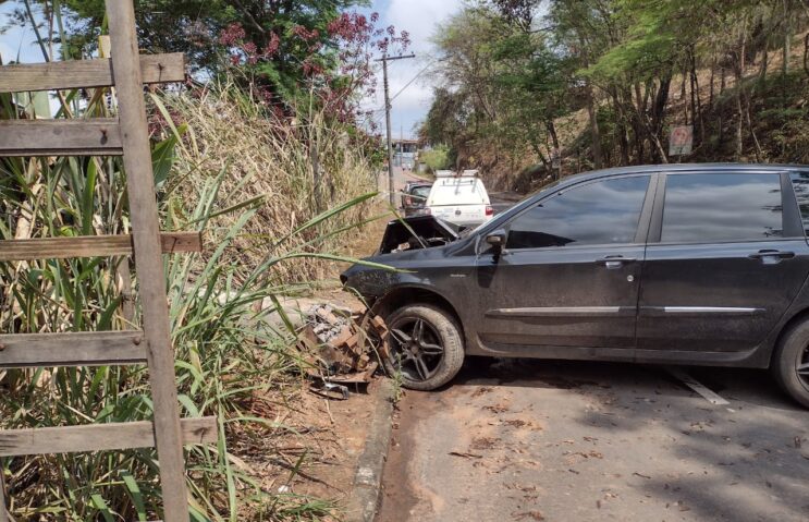 motorista-perde-o-controle-e-derruba-dois-postes-no-agua-fresca