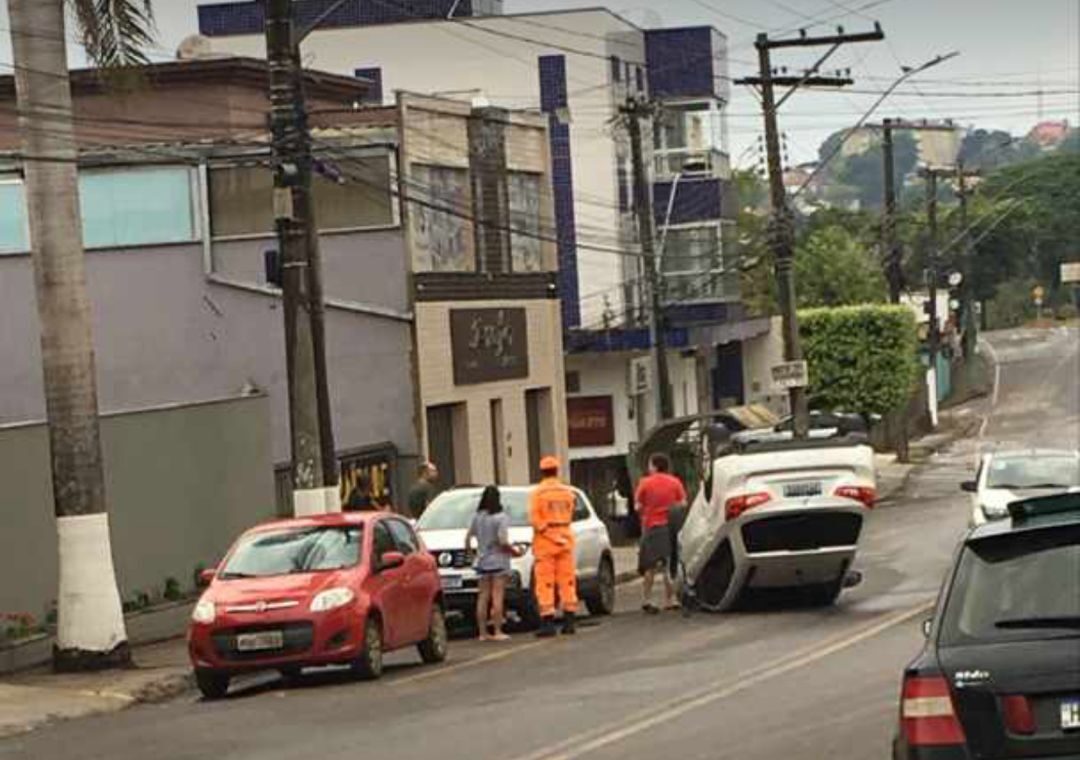 motorista-cochila-ao-volante-e-capota-na-avenida-brasil