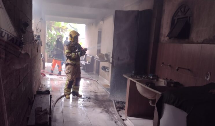 residencia-pega-fogo-e-bombeiros-sao-acionados-em-ipatinga