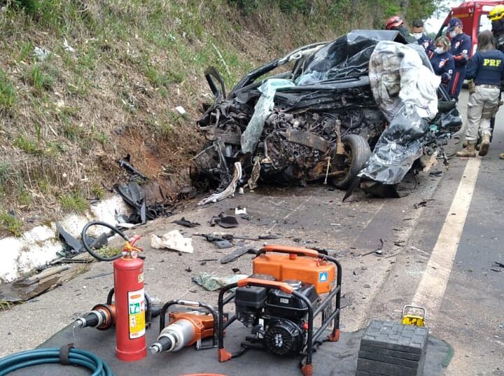 casal-morre-preso-as-ferragens-em-colisao-frontal-na-br-267