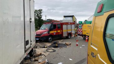 acidente-deixa-vitimas-presas-as-ferragens-na-br-381-em-pouso-alegre