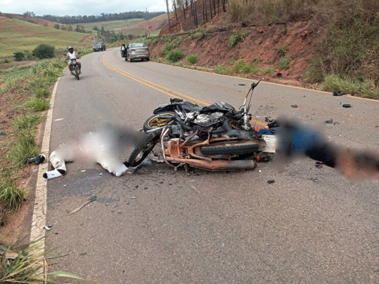 colisao-frontal-entre-motocicletas-deixa-dois-casais-mortos