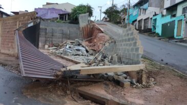 muro-desaba-sobre-veiculo-no-bairro-valenca
