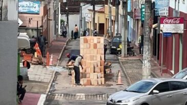 carga-de-tijolos-e-deixada-no-meio-da-rua-em-itabira