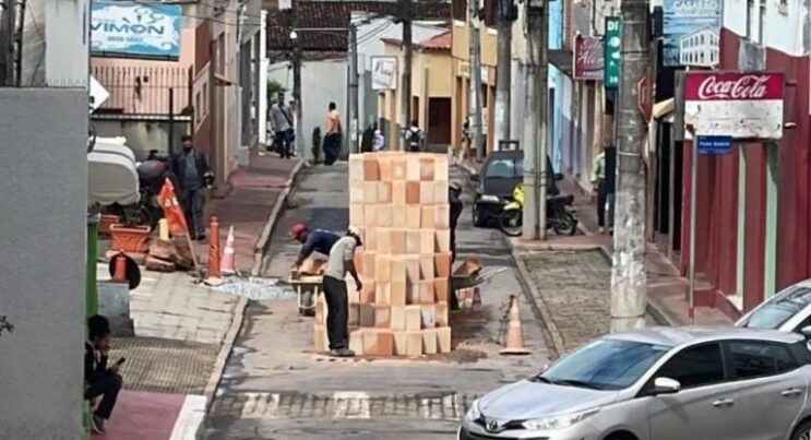 carga-de-tijolos-e-deixada-no-meio-da-rua-em-itabira