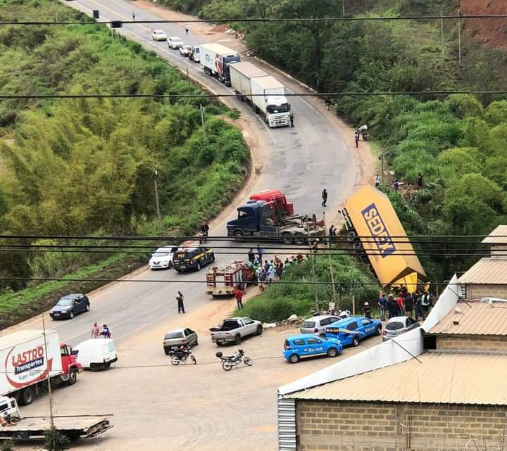 motorista-morre-apos-cair-com-caminhao-em-ribanceira-na-br-262