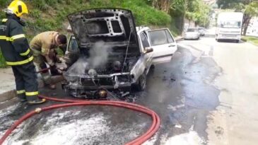 carro-pega-fogo-e-mobiliza-bombeiros-na-avenida-das-rosas