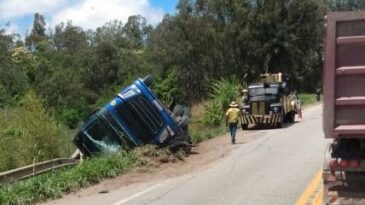 acidentes-com-carretas-complicam-o-transito-na-br-381