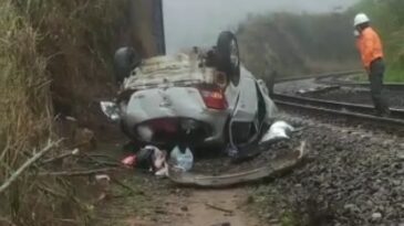 mulher-e-socorrida-apos-carro-despencar-de-ponte-em-nova-era