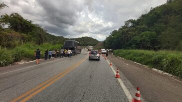 caminhonete-bate-de-frente-com-onibus-e-deixa-feridos-na-br-381