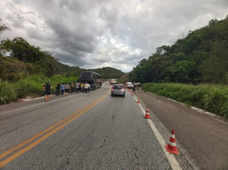 caminhonete-bate-de-frente-com-onibus-e-deixa-feridos-na-br-381