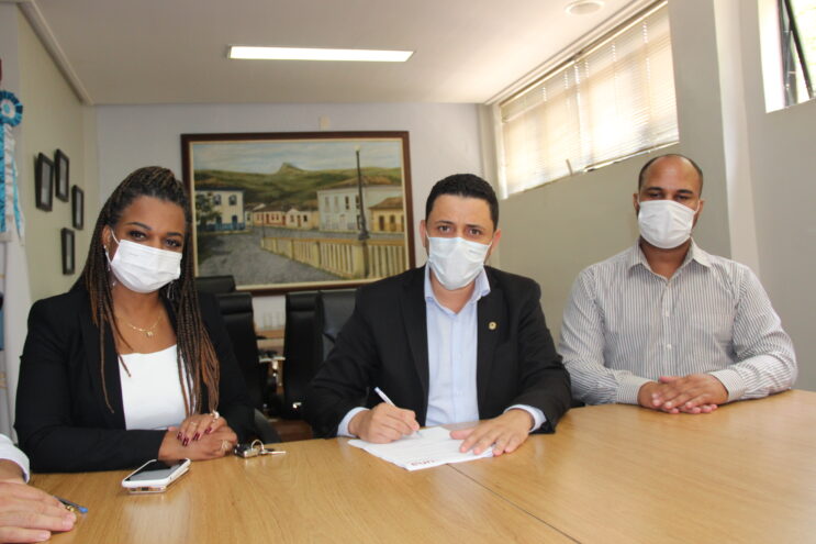 camara-assina-convenio-que-garante-descontos-em-faculdade-para-servidores