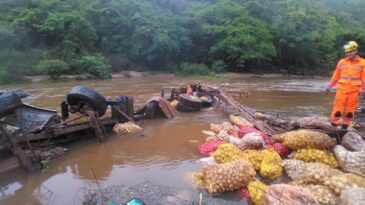 caminhao-despenca-no-rio-apos-colidir-contra-um-carro-em-mariana