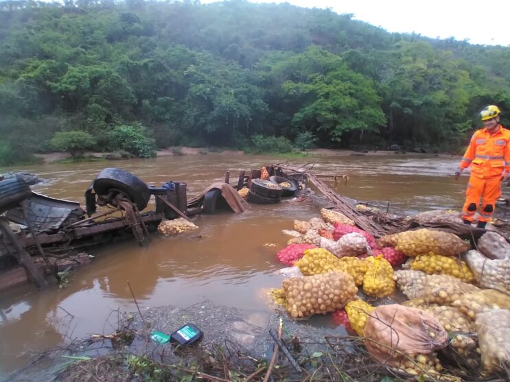 caminhao-despenca-no-rio-apos-colidir-contra-um-carro-em-mariana