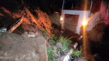 caminhao-bate-em-barranco-na-mg-434-em-bom-jesus-do-amparo