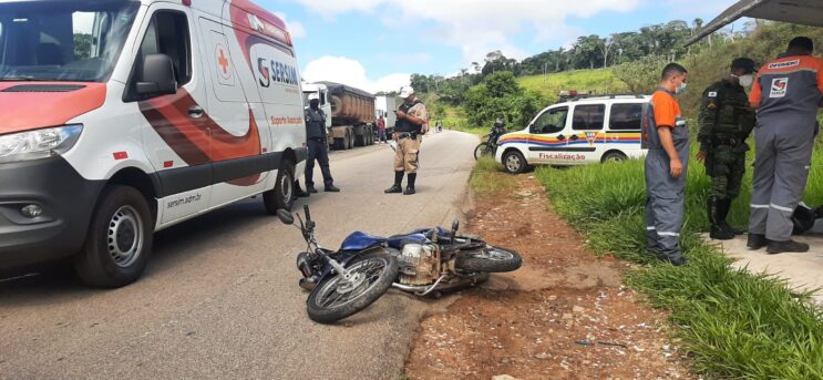motociclista-tenta-furar-bloqueio-do-simulado-e-bate-contra-viatura-do-deer