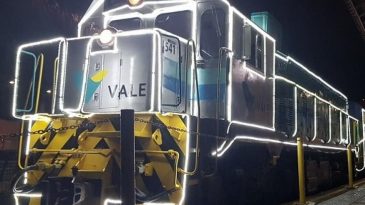 trem-de-passageiros-da-vale-recebe-iluminacao-de-natal