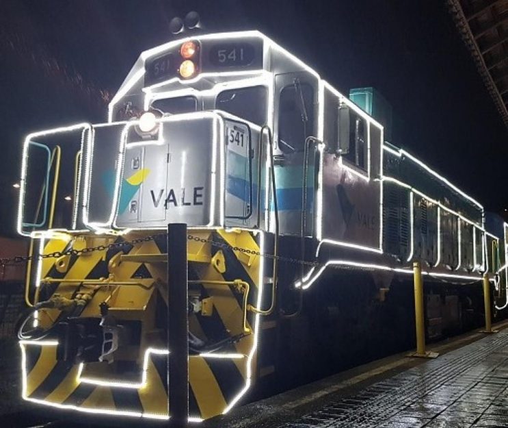 trem-de-passageiros-da-vale-recebe-iluminacao-de-natal
