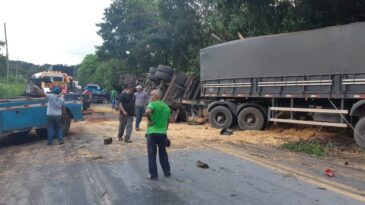 motorista-morre-ao-tombar-carreta-bitrem-na-br-381