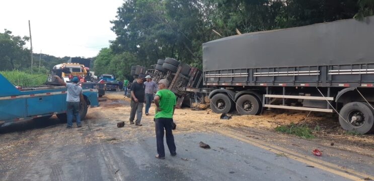 motorista-morre-ao-tombar-carreta-bitrem-na-br-381