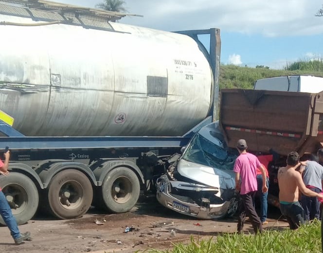 Engavetamento entre carreta-cegonha, caminhões e moto deixa uma