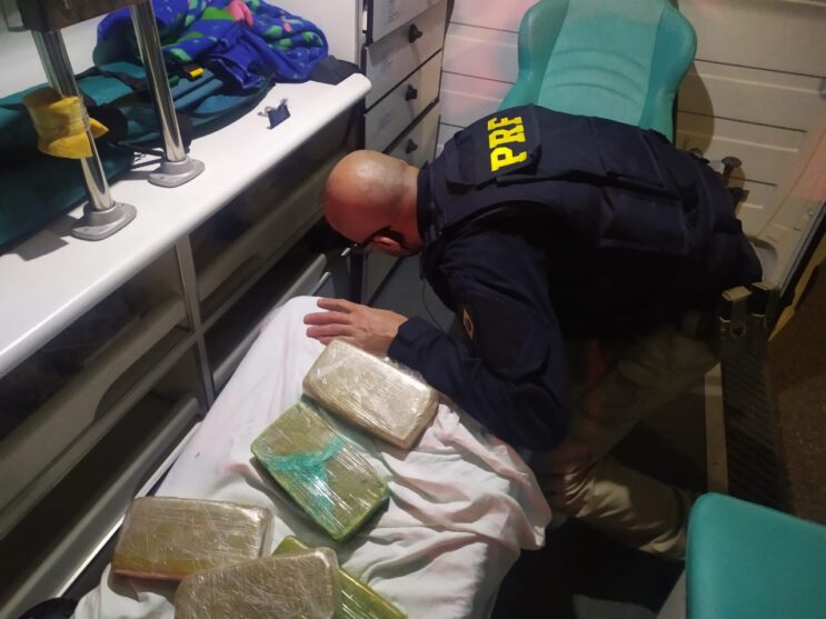 prf-apreende-quase-45-quilos-de-pasta-base-de-cocaina-em-ambulancia