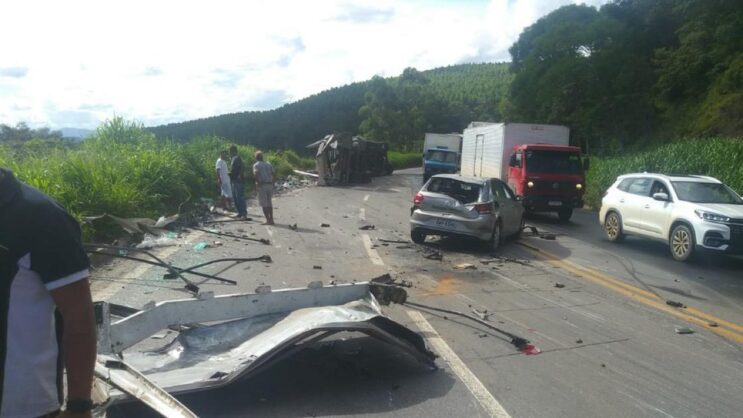 carreta-tomba-e-atinge-outros-tres-veiculos-na-br-381-em-sao-goncalo