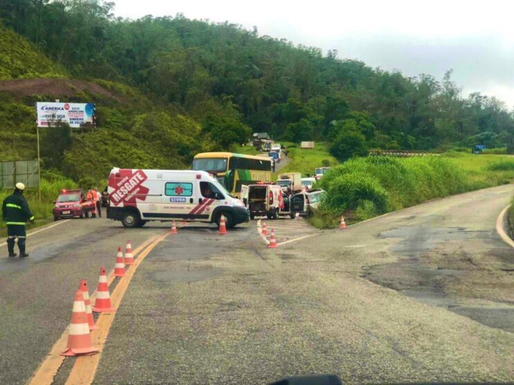 colisao-entre-carro-e-onibus-deixa-tres-feridos-na-br-381-em-monlevade