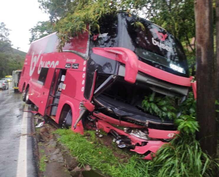 colisao-frontal-entre-carro-e-onibus-deixa-cinco-mortos-na-br-040