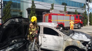 incendio-em-veiculos-mobiliza-bombeiros-em-ipatinga