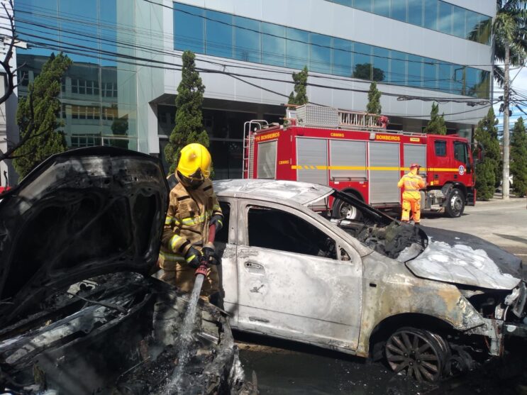 incendio-em-veiculos-mobiliza-bombeiros-em-ipatinga