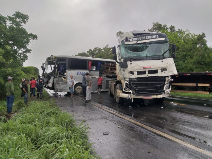 acidente-grave-deixa-um-morto-e-varios-feridos-na-br-365-em-minas