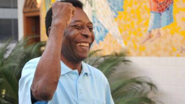 pele-recebe-alta-apos-internacao-para-tratamento-de-tumor-no-colon